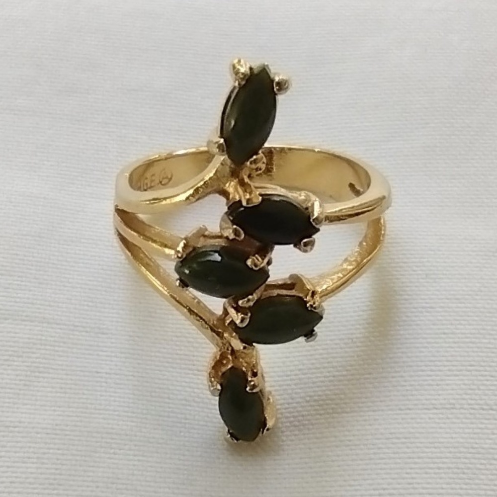 Vintage 18k HGE Ring with Five Tiny Faux Jade Stones in Long Row / Size 6.5